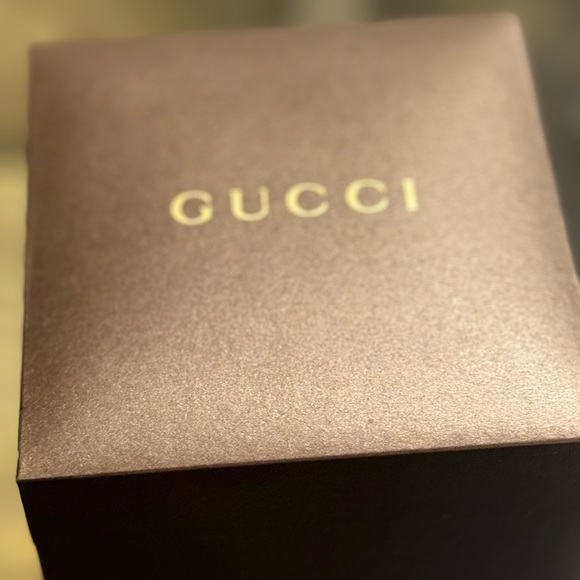 Gucci watch in good condition.Some scratches, battery need to be changed.box - Picture 6 of 6